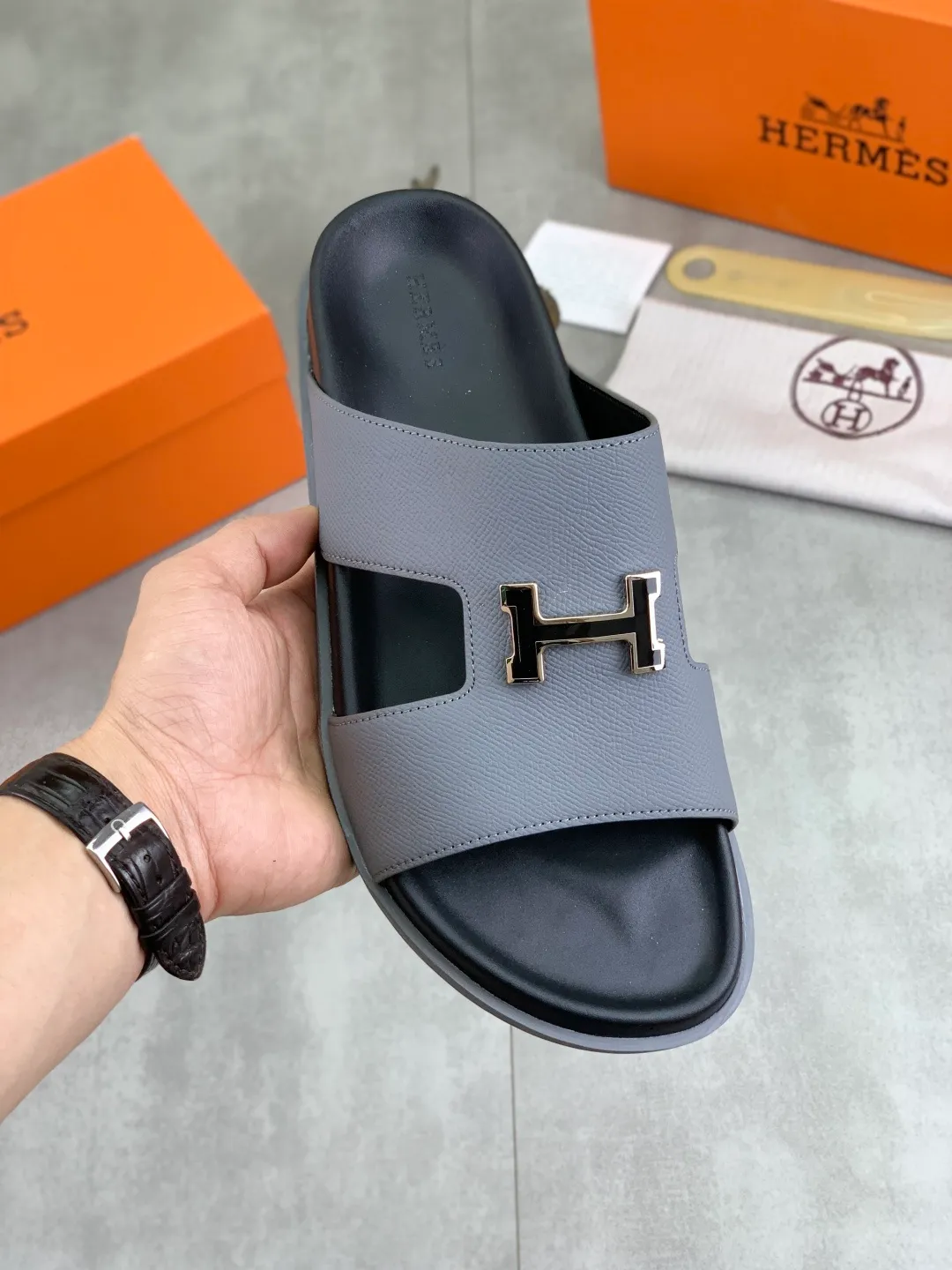 Men's shoes 💰P440 New [HERMES] high-end quality new Hermès slippers, made of imported calfskin, wear-resistant and non-slip rubber outsole. Fashionable and elegant code number: 39-44 (38 45 46 customized)